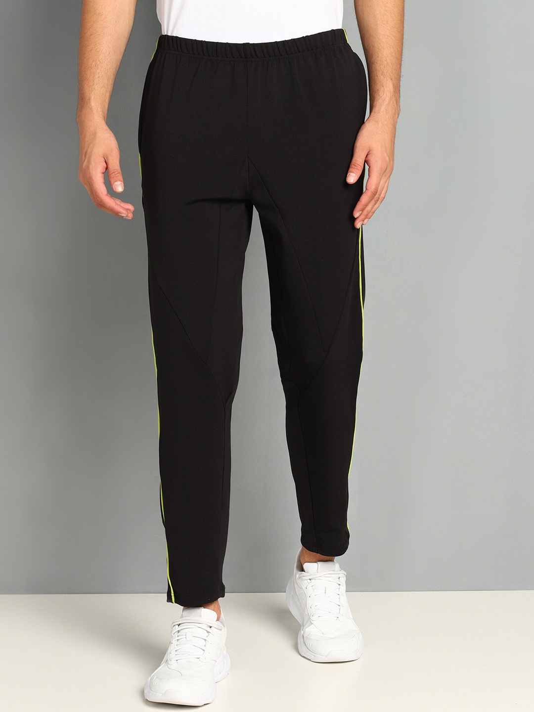 

SHARKTRIBE Men Slip on Track Pant, Black