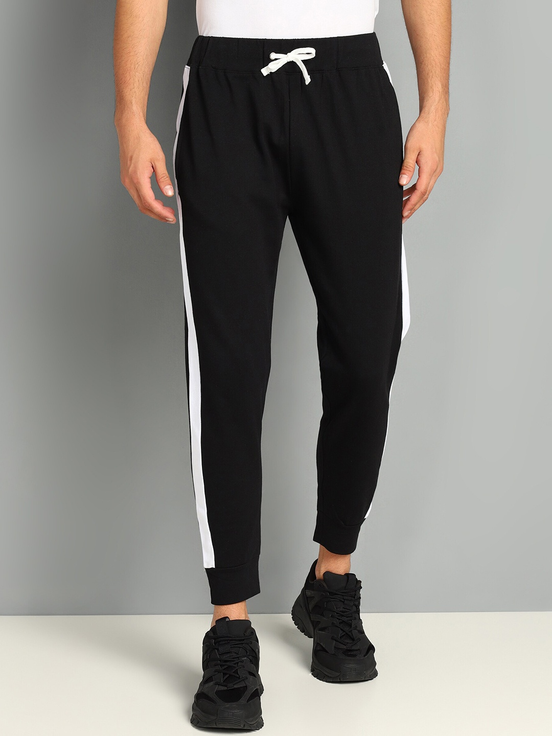 

SHARKTRIBE Men Colourblocked Mid-Rise Joggers, Black