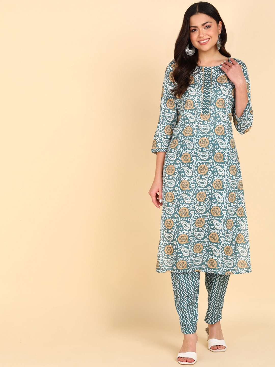 

VEDANA Women Paisley Printed Kurta with Trousers, Blue