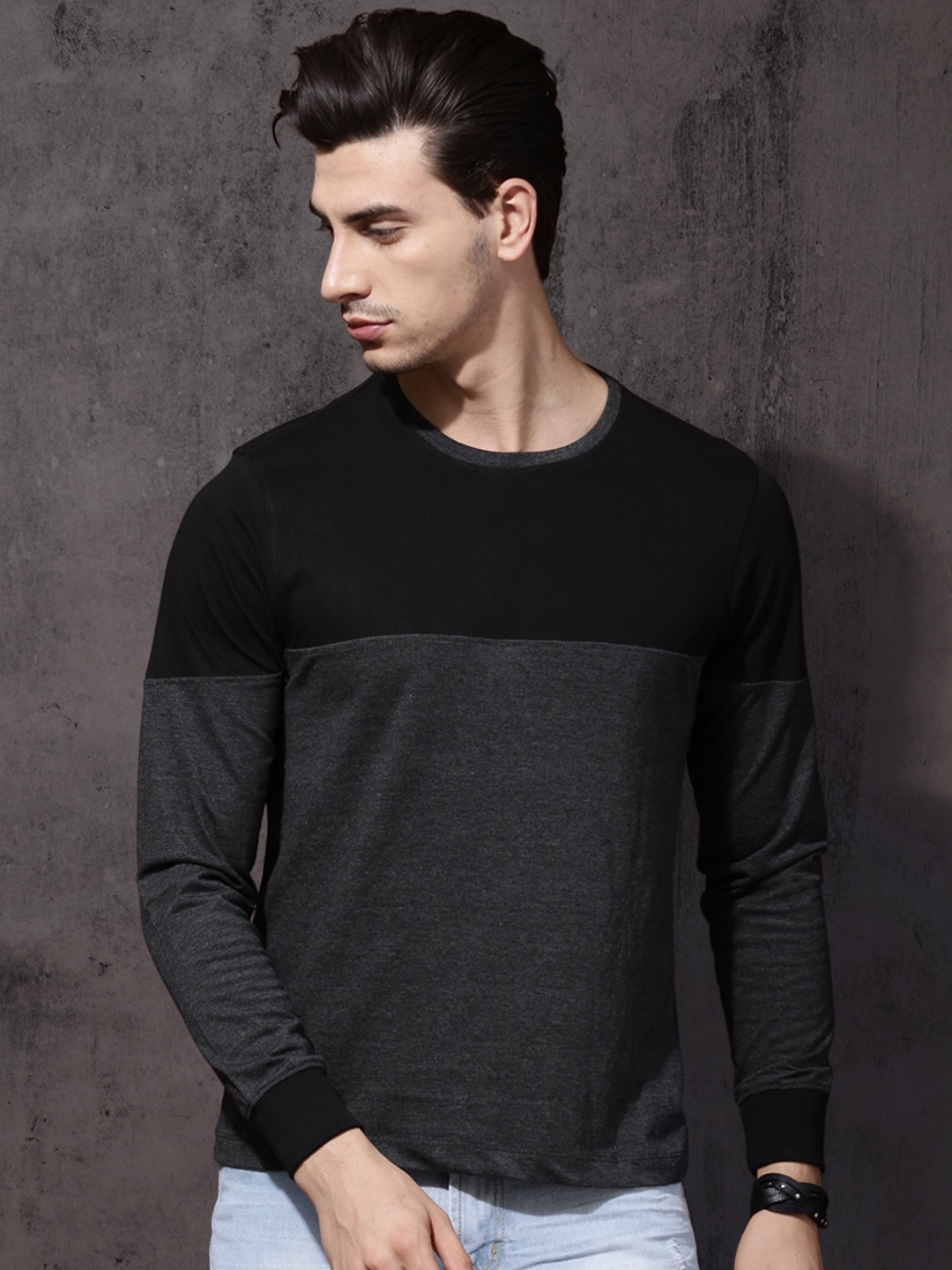 

Roadster Men Charcoal & Black Colourblocked Round Neck T-shirt