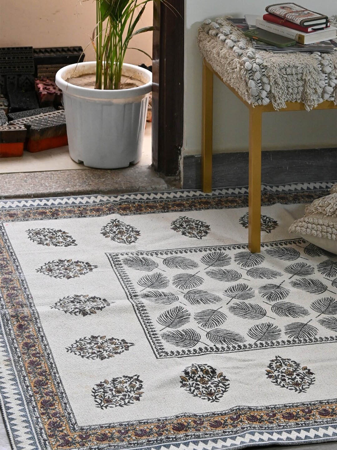

Art Avenue White & Grey Ethnic Motifs Printed Cotton Carpet