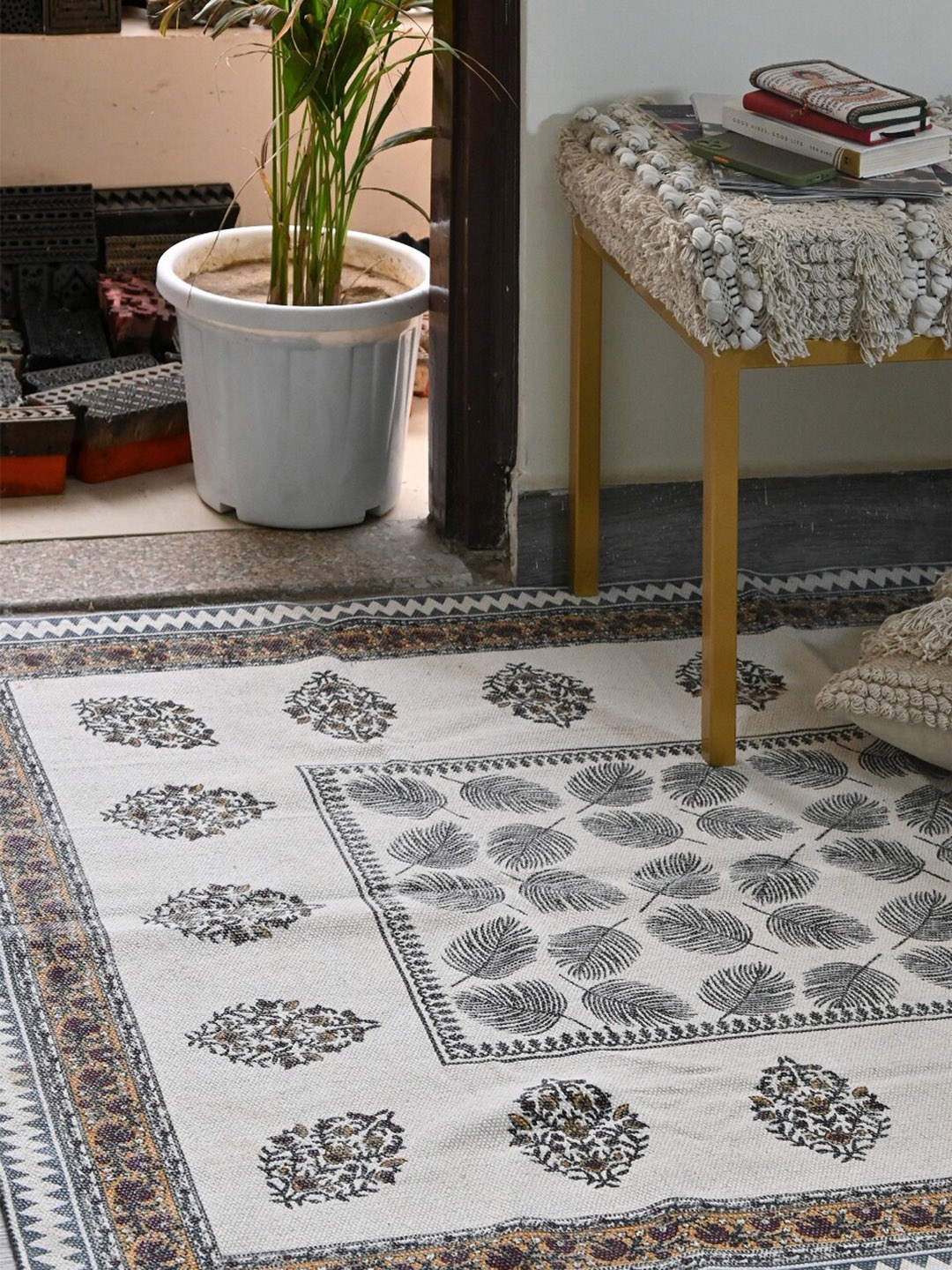 

Art Avenue White & Grey Ethnic Motifs Printed Cotton Carpet
