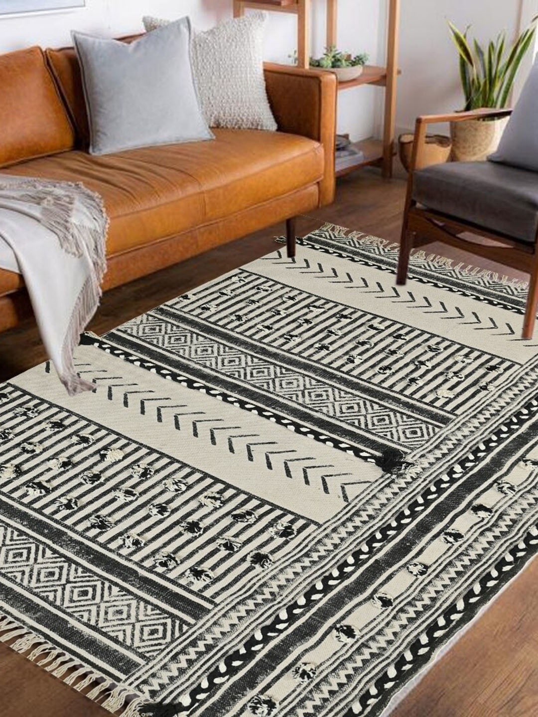 

Art Avenue White & Black Ethnic Motifs Printed & Braided Cotton Carpet