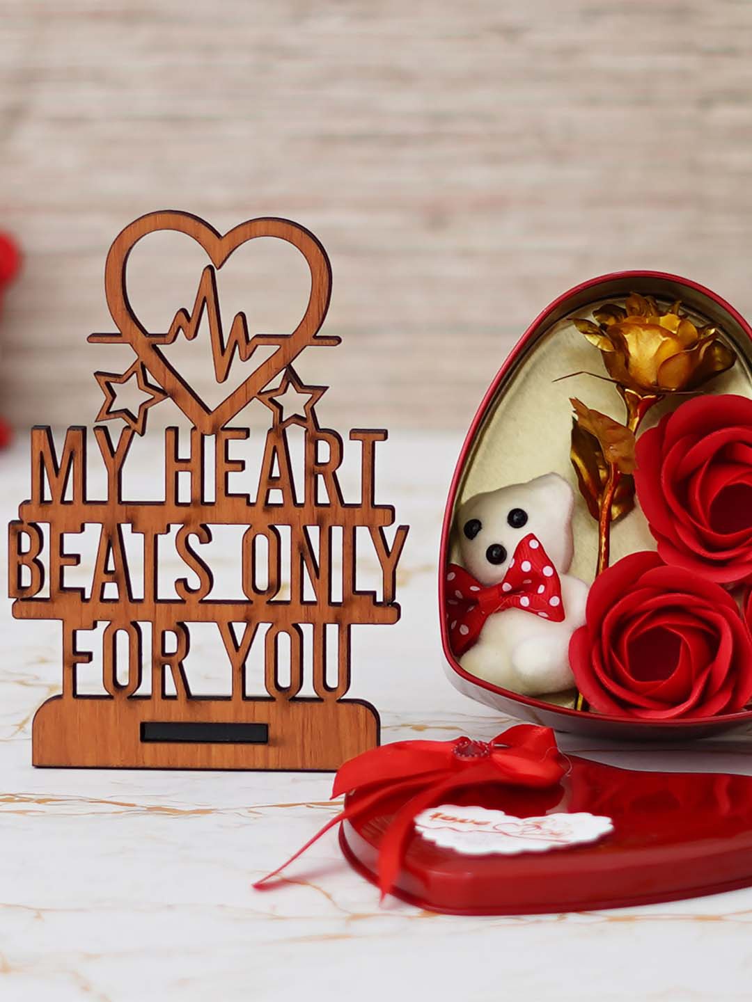 

eCraftIndia 2 Pieces Red & White Wooden Showpiece With Heart Shaped Valentine's Gift Set
