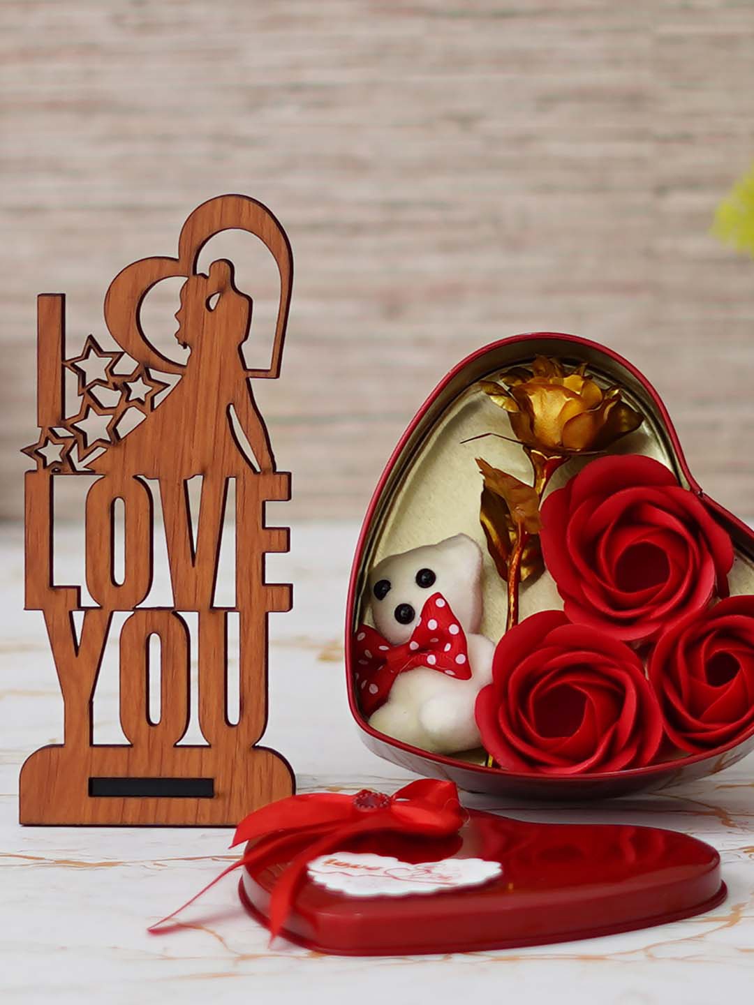 

eCraftIndia 2 Pcs Red Wooden Showpiece & Heart Shaped Valentine Gift Box, Brown