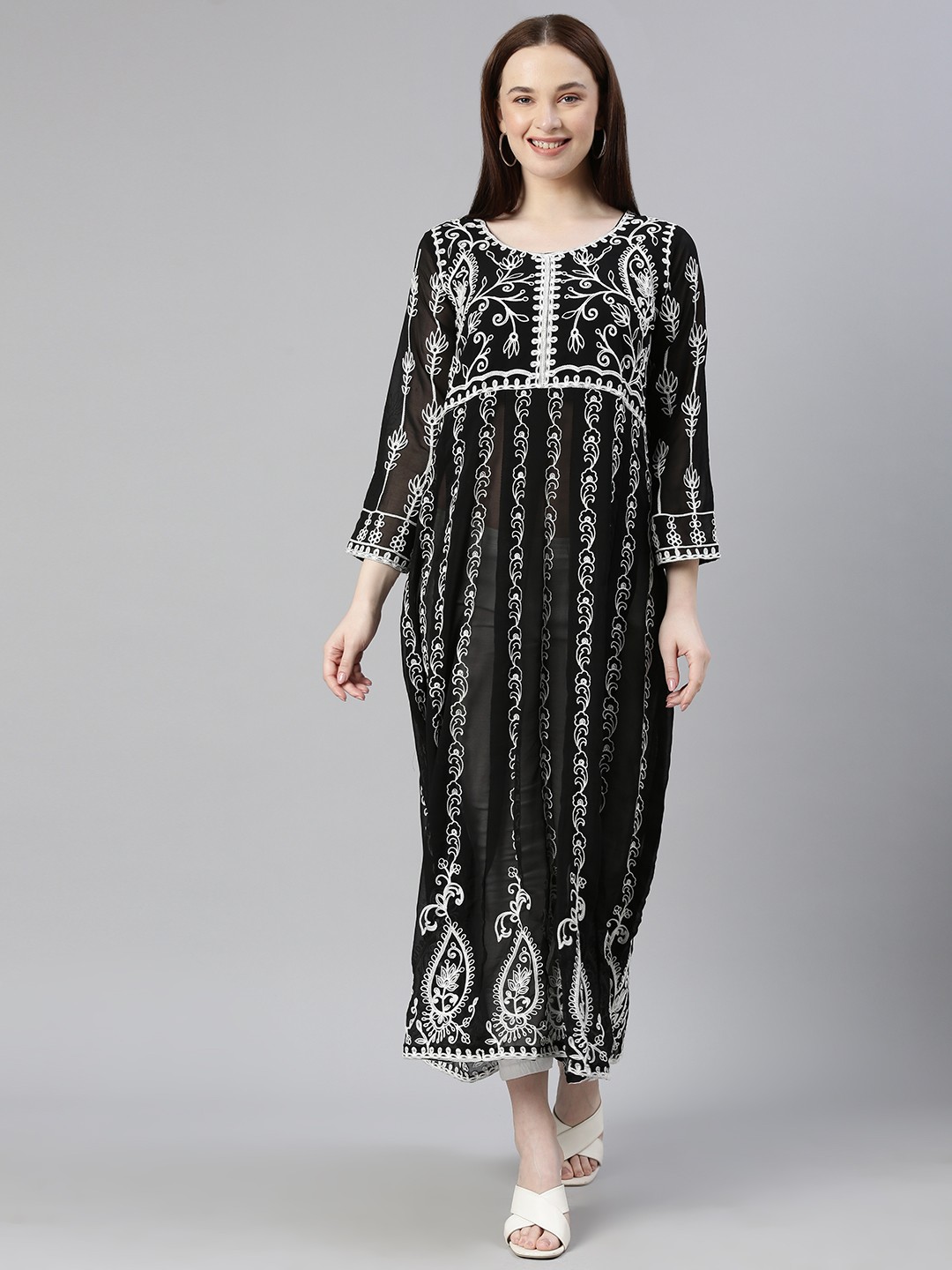 

DEETYA ARTS Floral Chikankari Embroidered Georgette Kurta, Black
