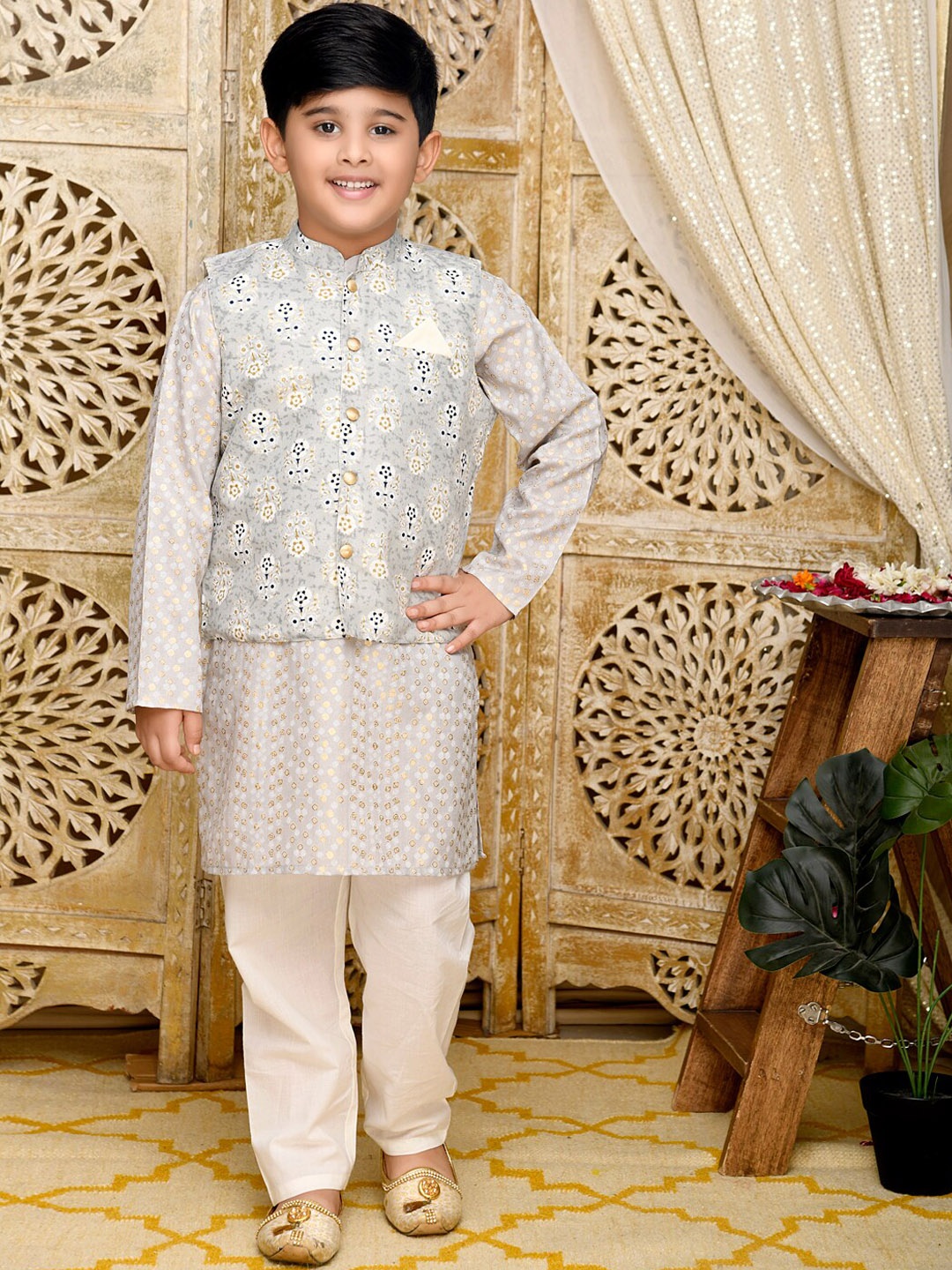 

SAKA DESIGNS Boys Printed Kurta & Pyjamas With Nehru Jacket, Grey