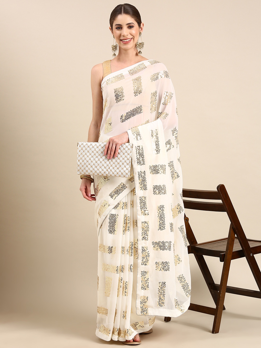 

VASTRANAND Embellished Sequinned Saree, White