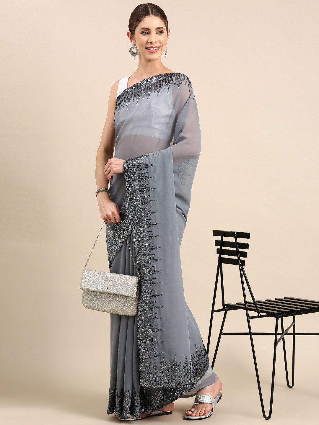 

VASTRANAND Embellished Sequinned Saree, Grey