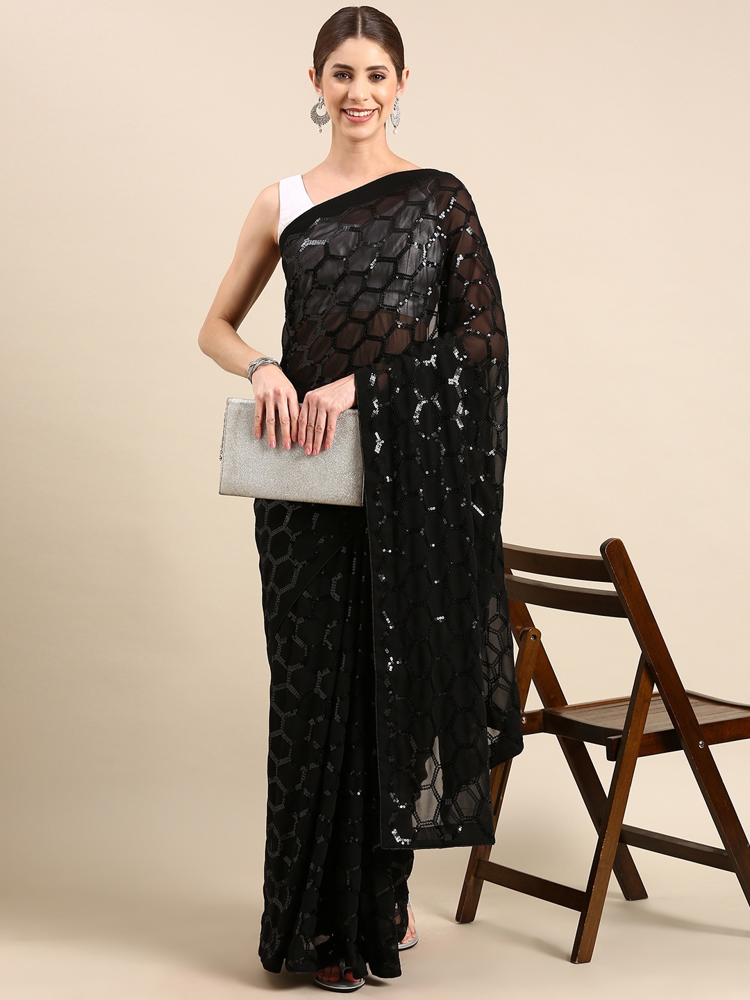 

VASTRANAND Embellished Sequinned Saree, Black