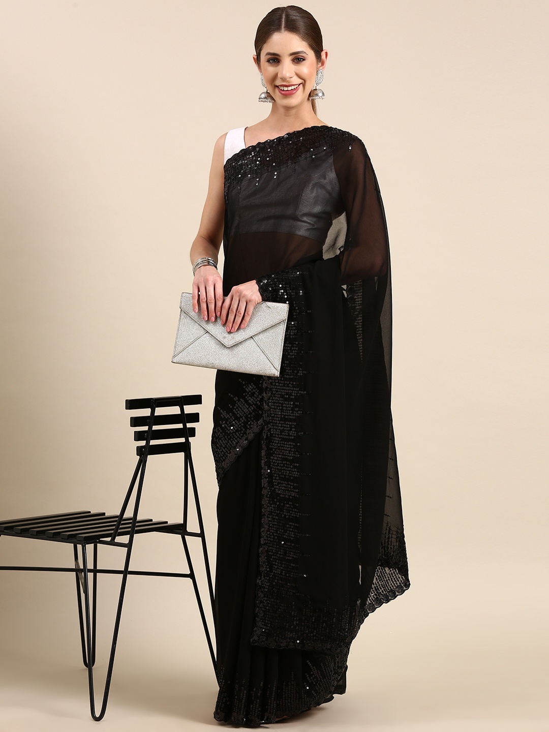 

VASTRANAND Embellished Sequinned Saree, Black