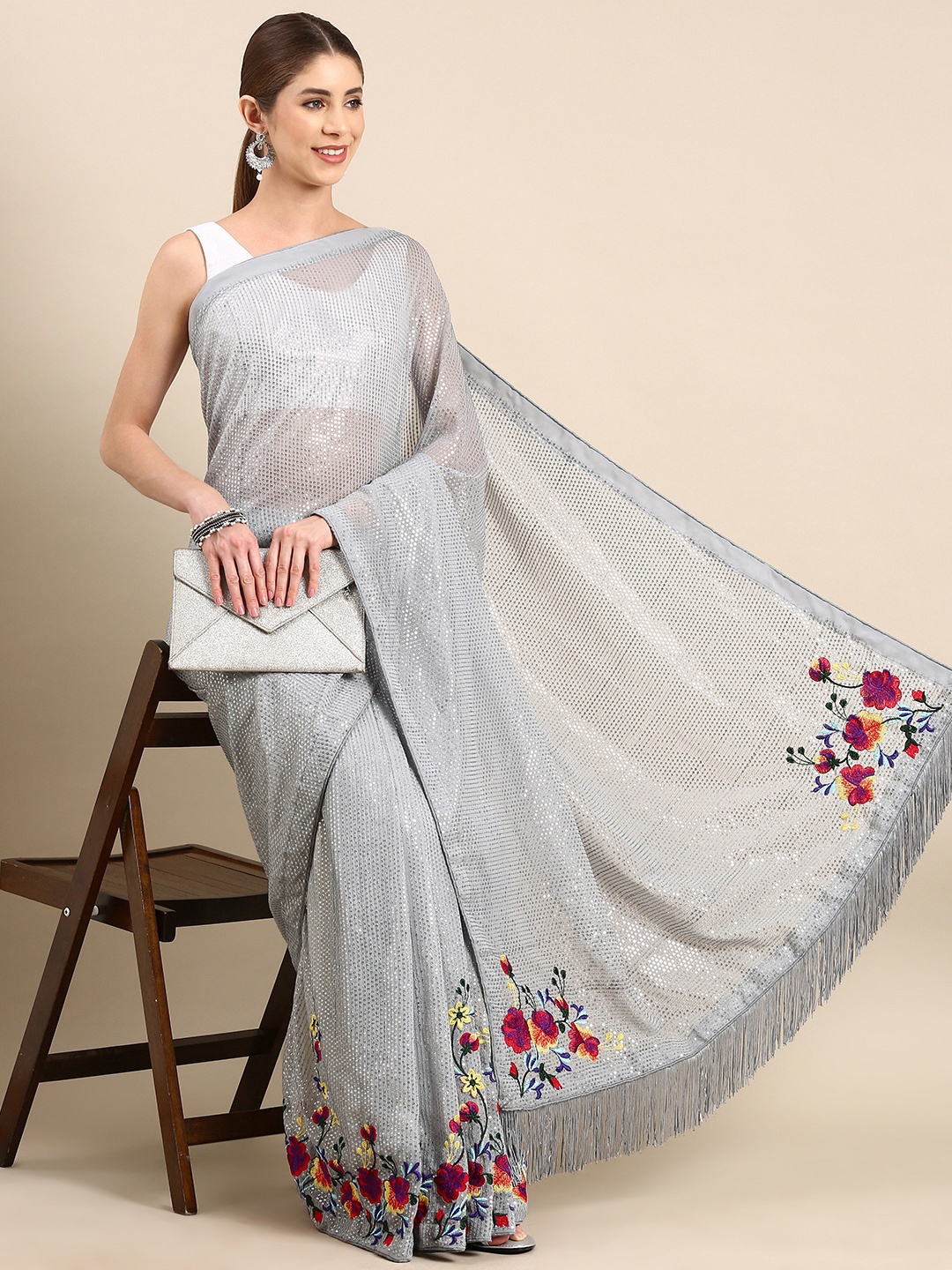 

VASTRANAND Embellished Sequinned Saree, Grey
