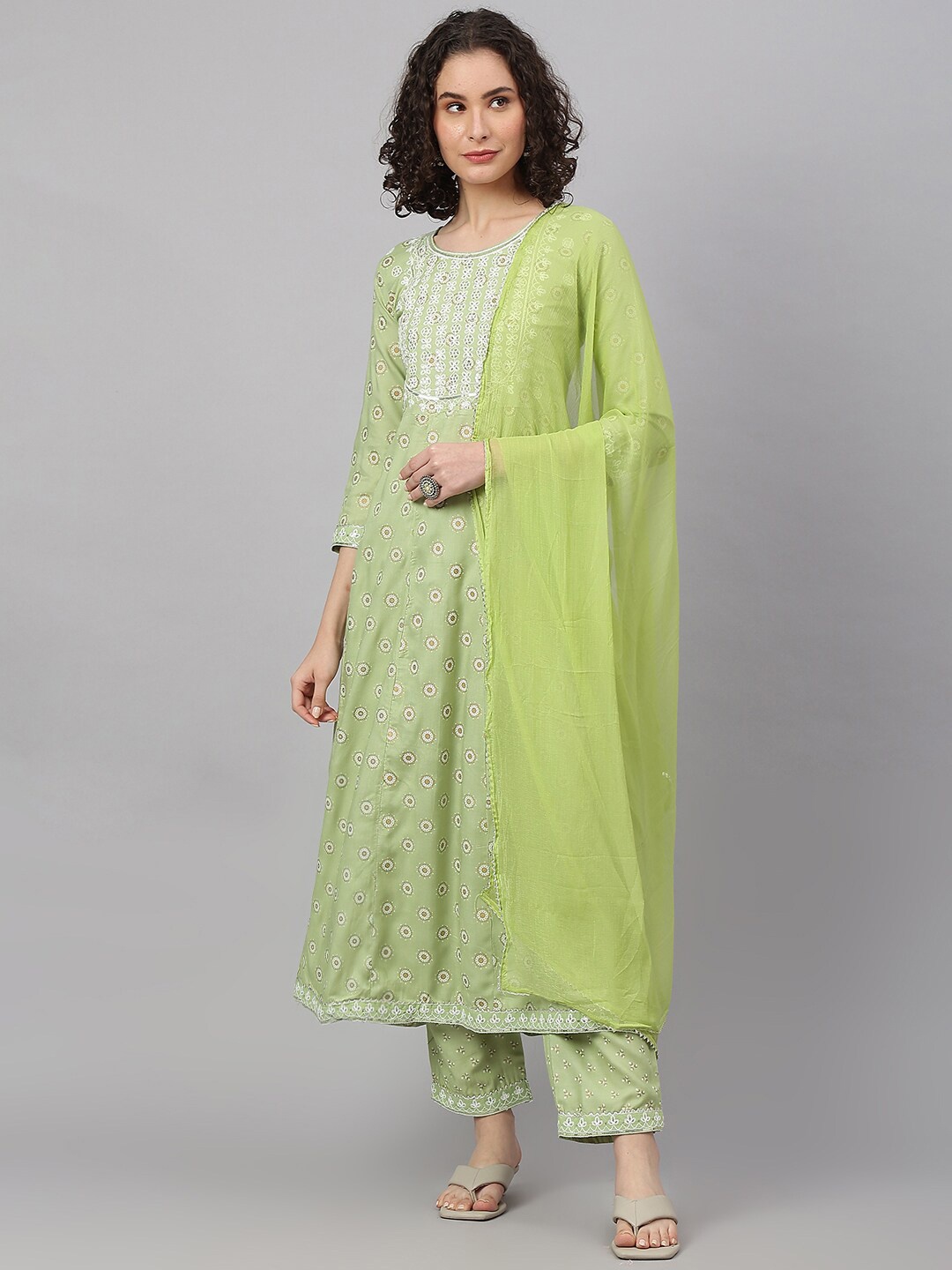 

SAABHI Women Ethnic Motifs Printed Thread Work Kurta with Trousers & Dupatta, Green