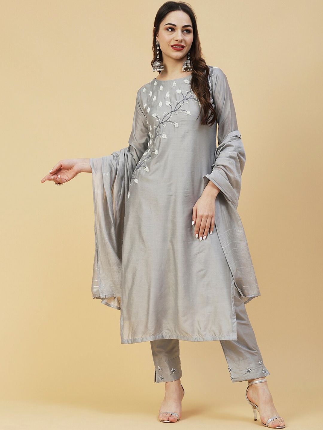 

FASHOR Women Round Neck Beads and Stones Kurta with Trousers & With Dupatta, Grey