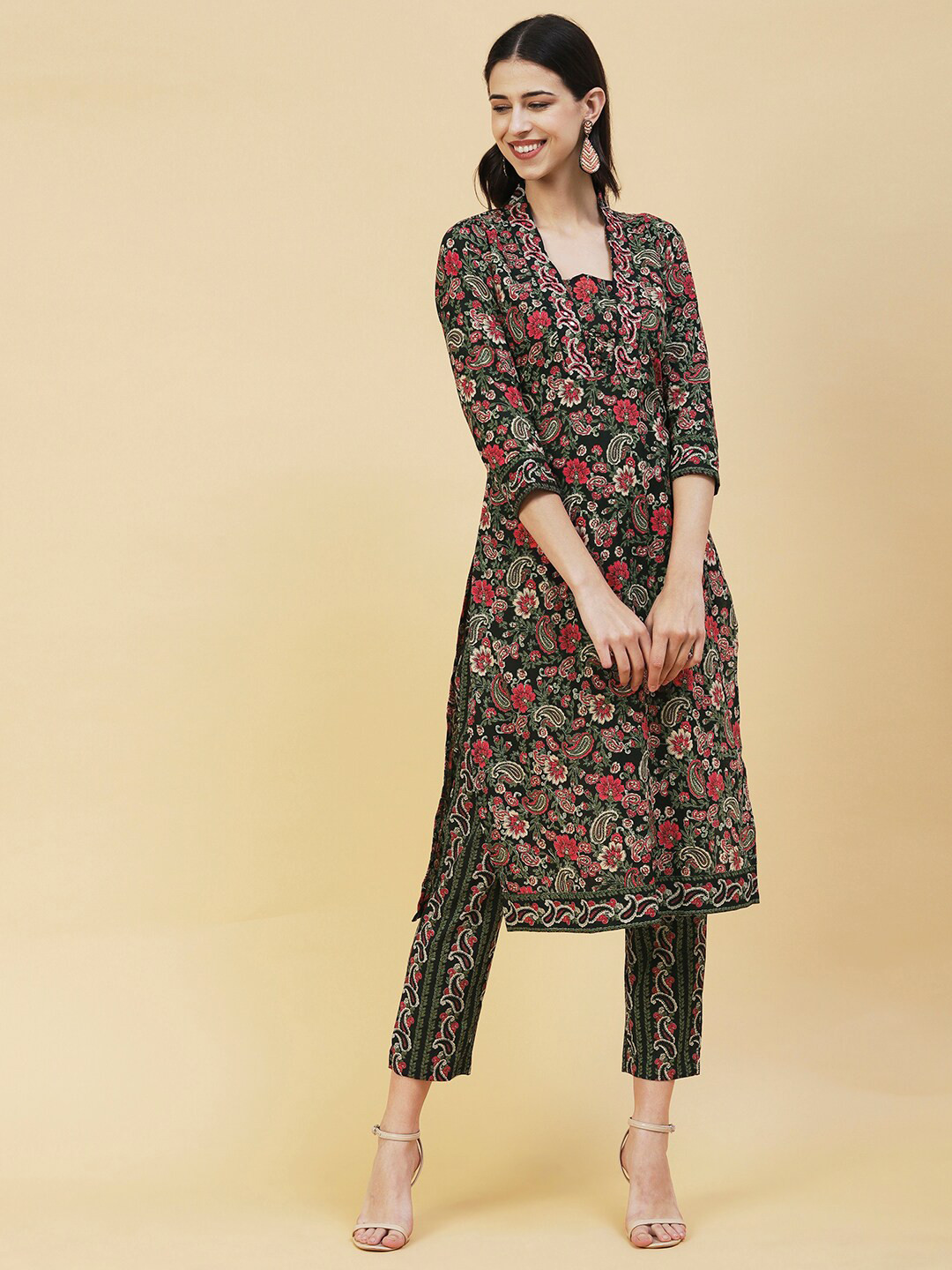 

FASHOR Women Floral Printed Shawl Collar Pure Cotton Kurta with Trousers, Black