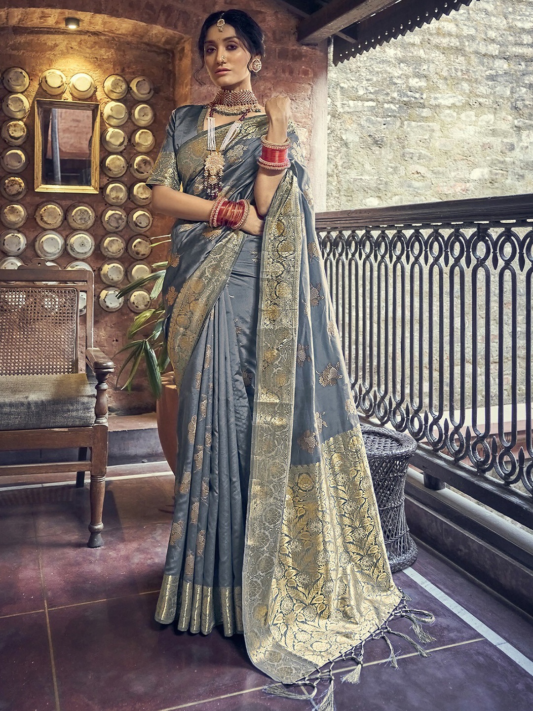 

ODETTE Floral Woven Design Zari Saree, Grey