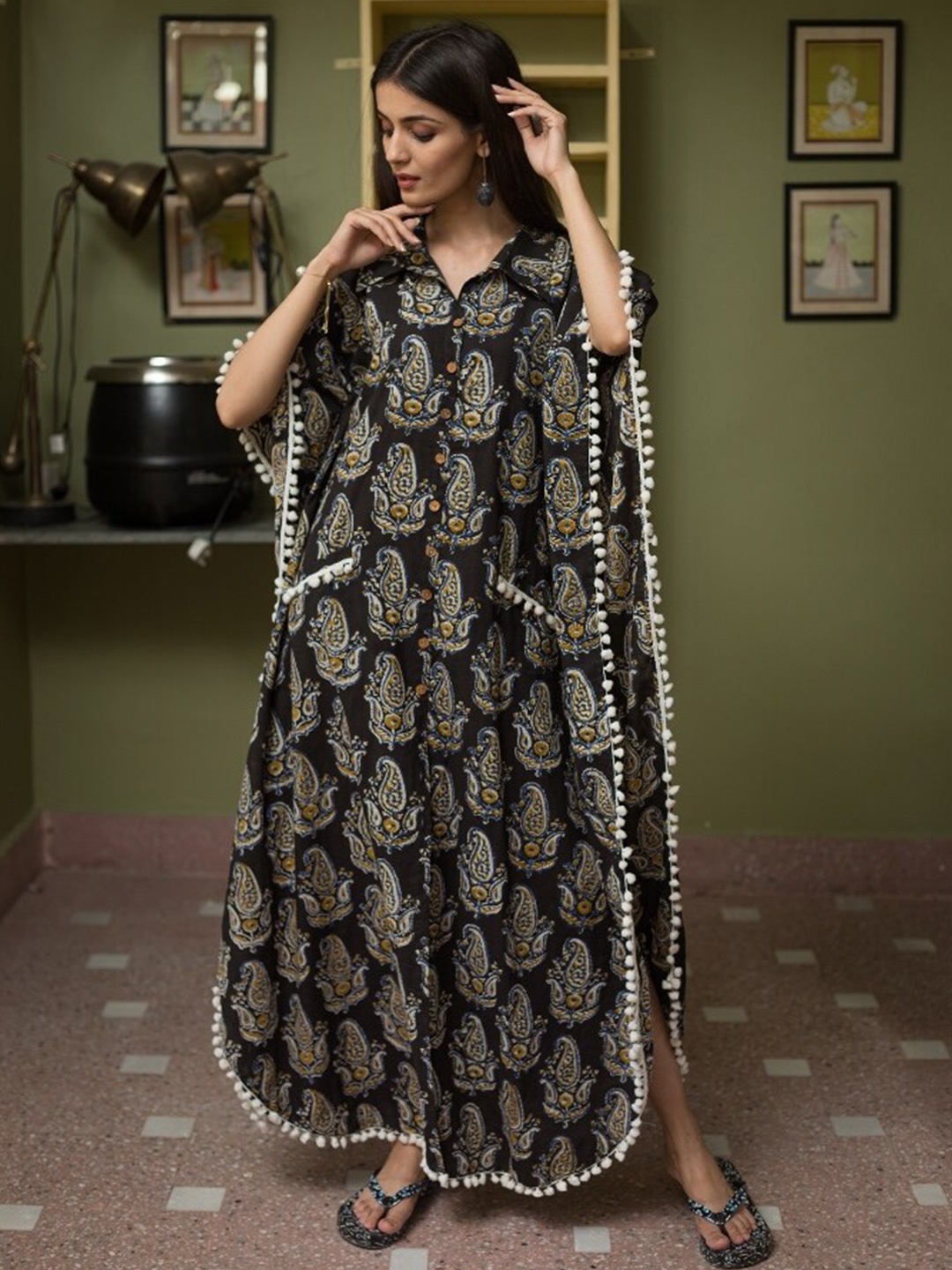 

ArtiZenWeaves Kimono Sleeves Printed Kaftan Dress, Black