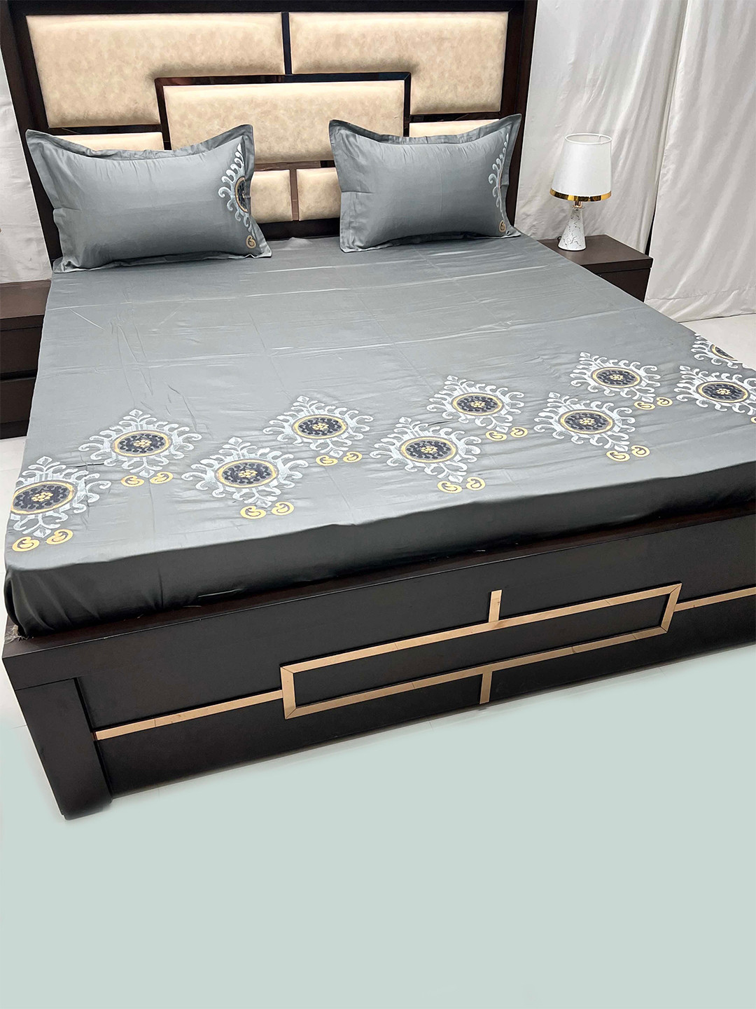 

Pure Decor Grey & Black 500 TC Pure Cotton King Bedsheet With 2 Pillow Covers