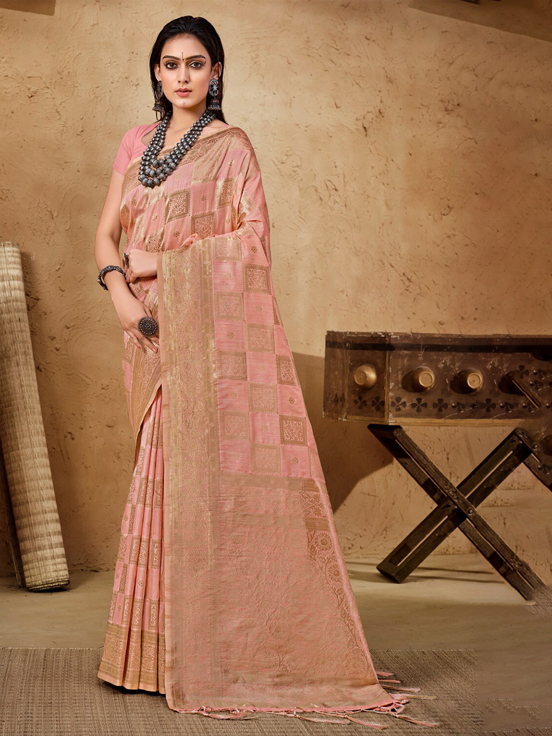

SANGAM PRINTS Pink & Gold-Toned Woven Design Zari Silk Blend Banarasi Saree
