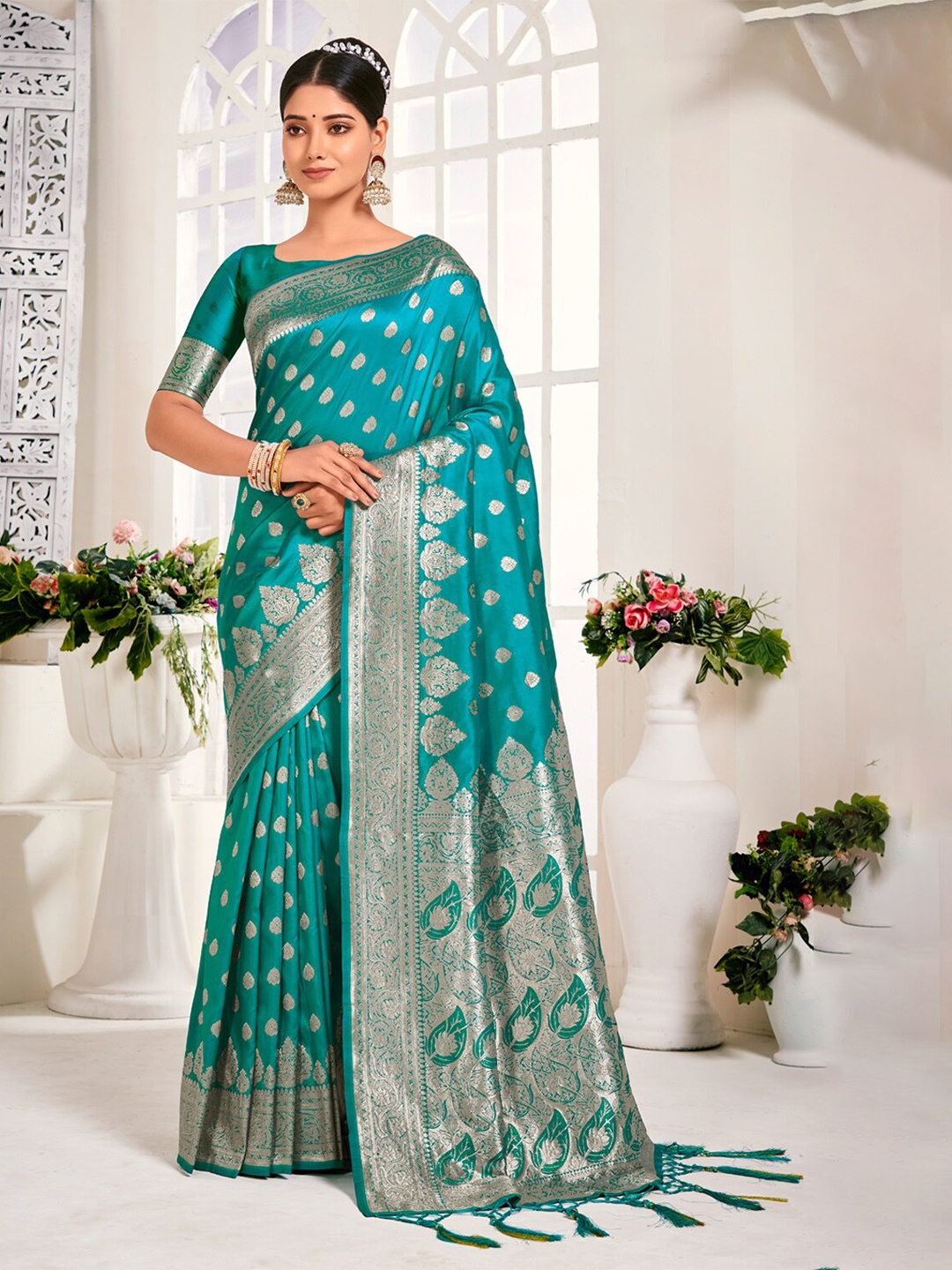 

SANGAM PRINTS Sea Green & Gold-Toned Woven Design Zari Silk Blend Banarasi Saree