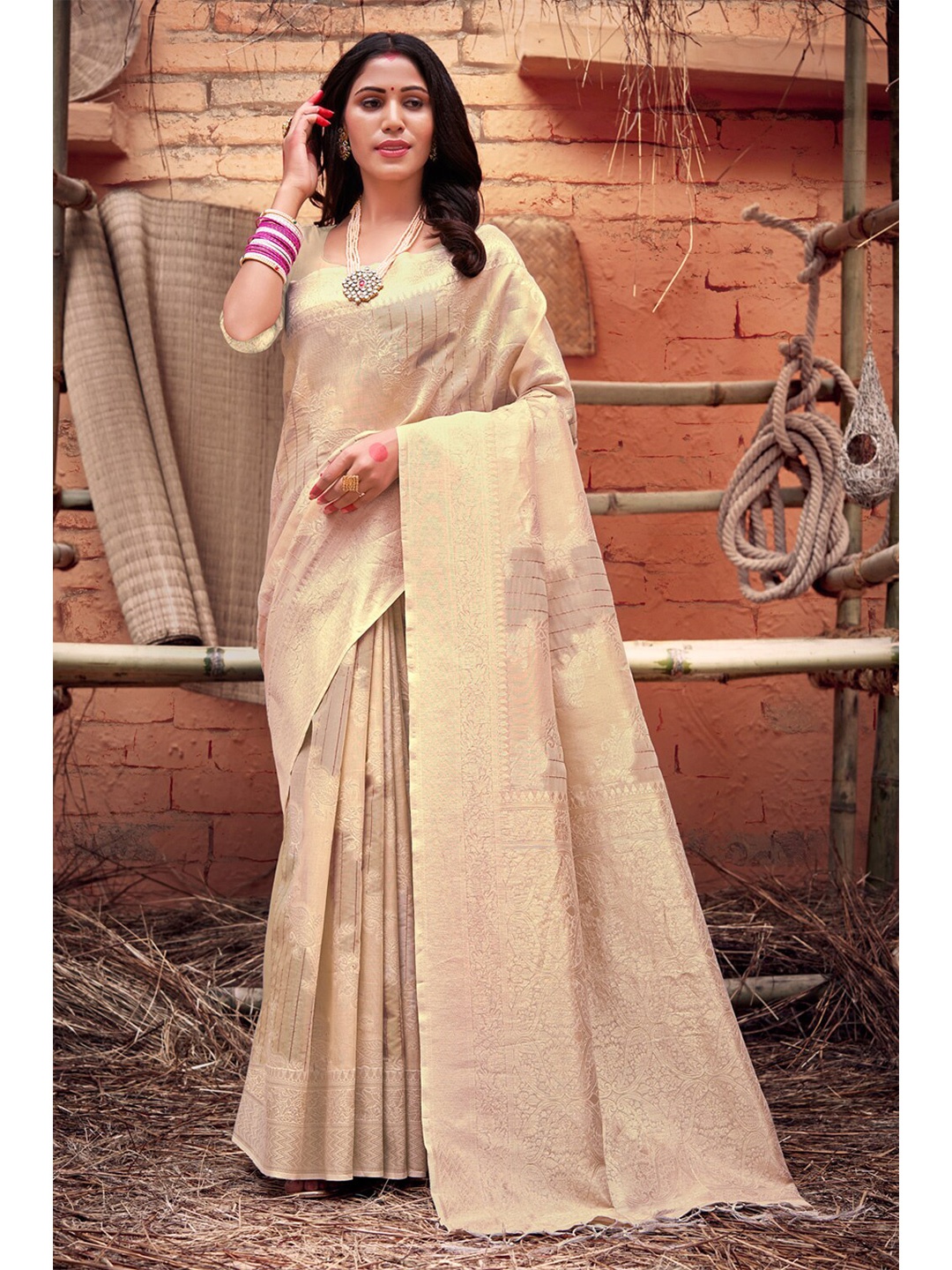 

SANGAM PRINTS Paisley Woven Design Zari Organza Banarasi Saree, Cream