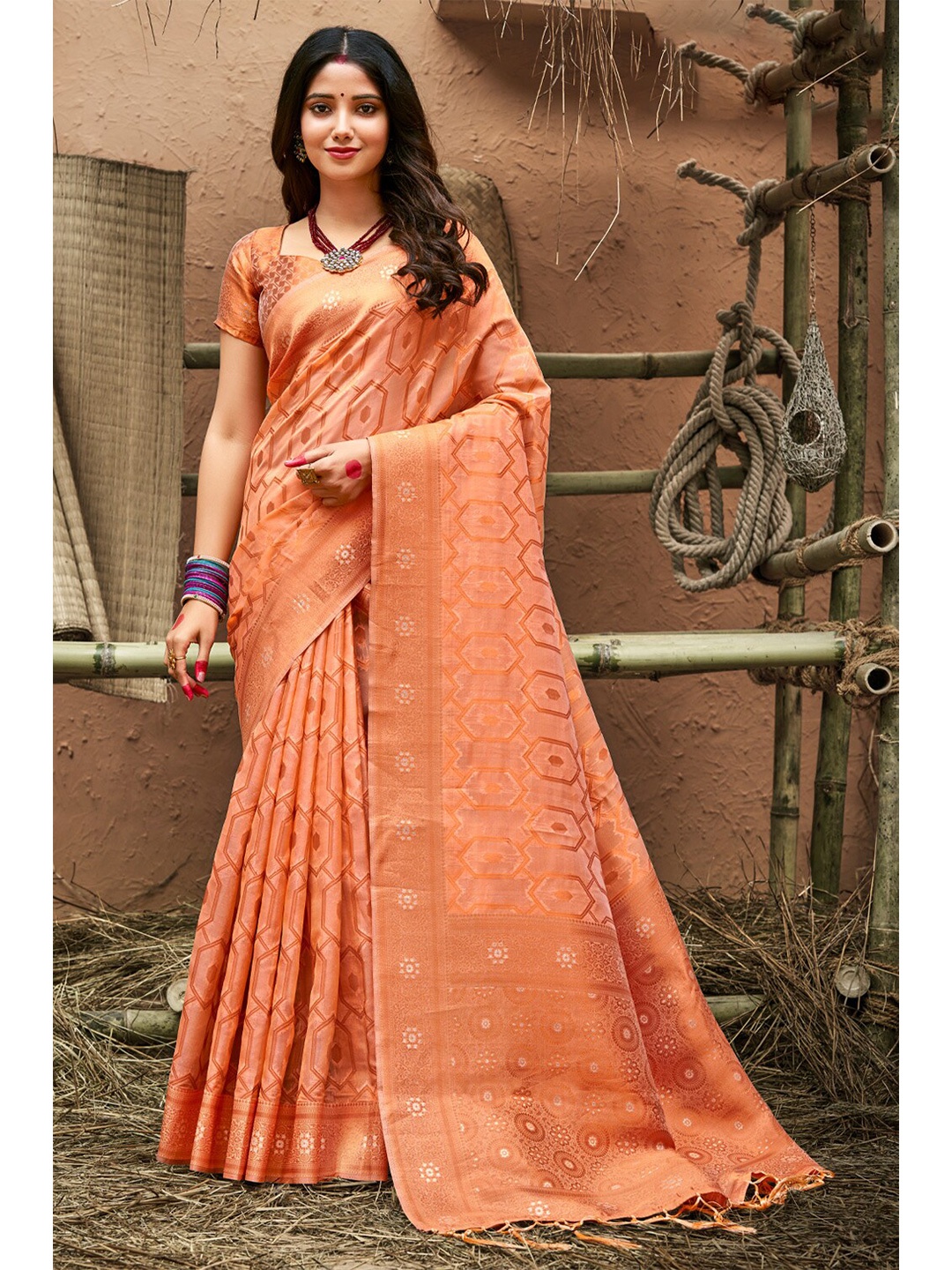 

SANGAM PRINTS Geometric Motif Woven Design Zari Banarasi Saree, Peach