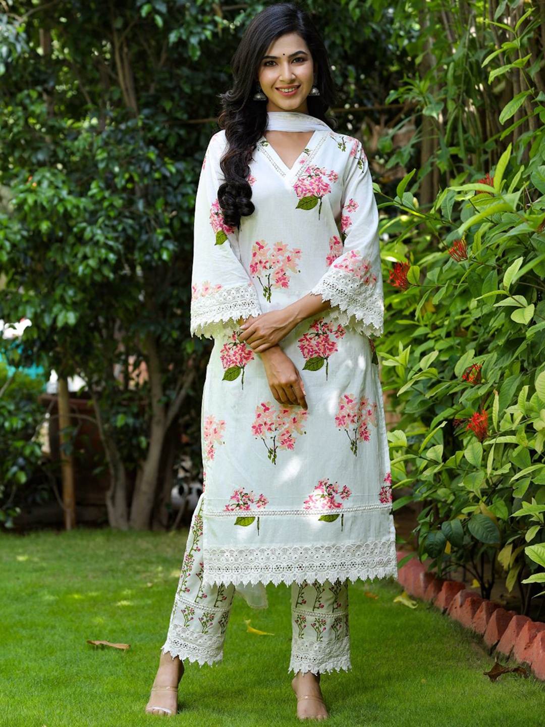 

PINKVILLE JAIPUR Women Floral Printed Pure Cotton Kurta with Trousers & Dupatta, White