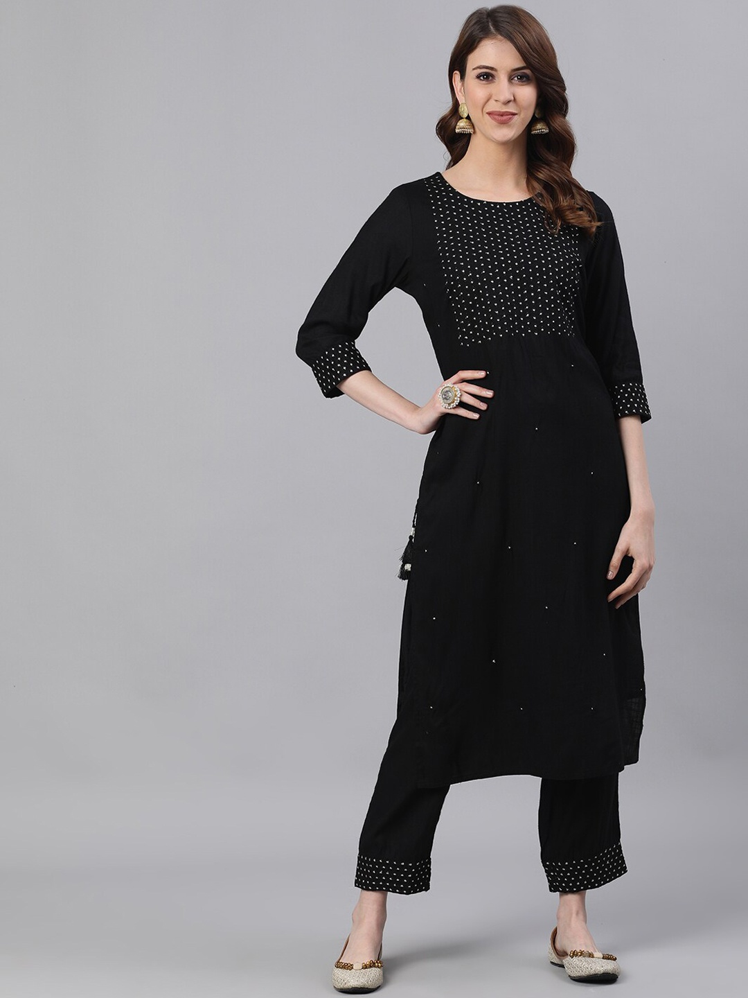 

Ishin Ethnic Motifs Embroidered Kurta with Trousers, Black