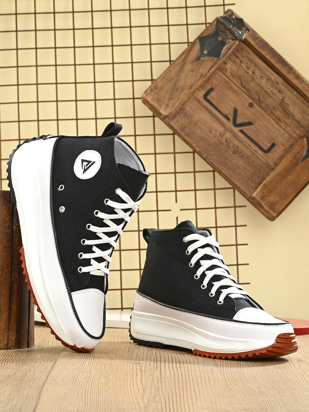 

AfroJack Men Colourblocked Mid-Top Sneakers, Black