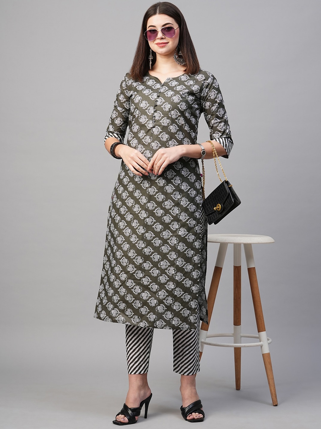 

KALINI Women Ethnic Motifs Printed Notched Neck Kurta with Trousers, Green