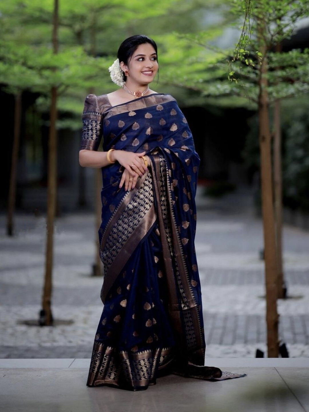 

AVANTIKA FASHION Ethnic Motifs Woven Design Zari Pure Silk Kanjeevaram Saree, Blue