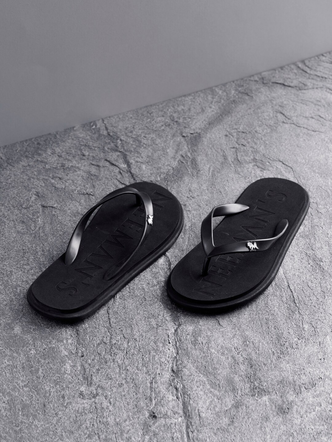 

NEEMANS Rubber Thong Flip-Flops, Black