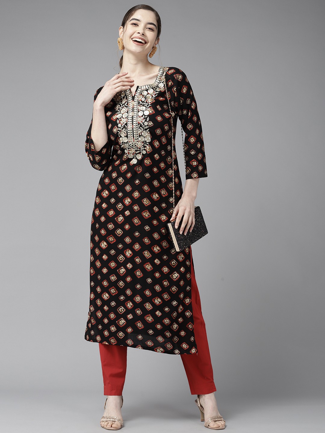 

Aarika Women Black & White Floral Yoke Design Cotton Kurta