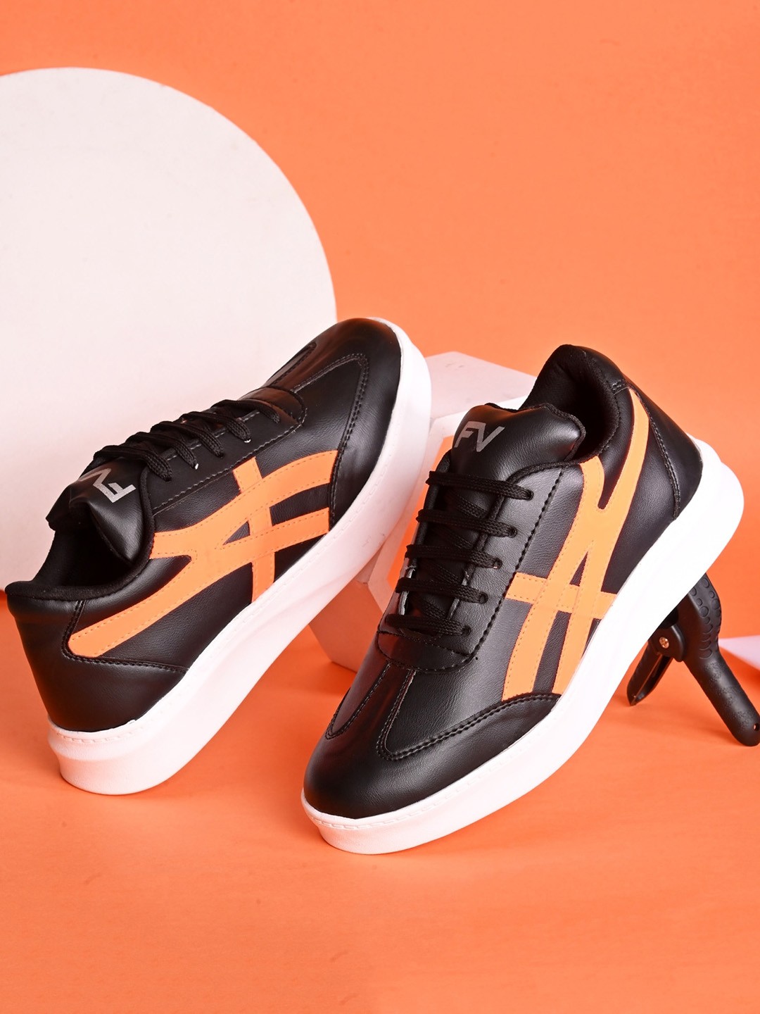 

Fashion Victim Men Colourblocked Lightweight Sneakers, Black