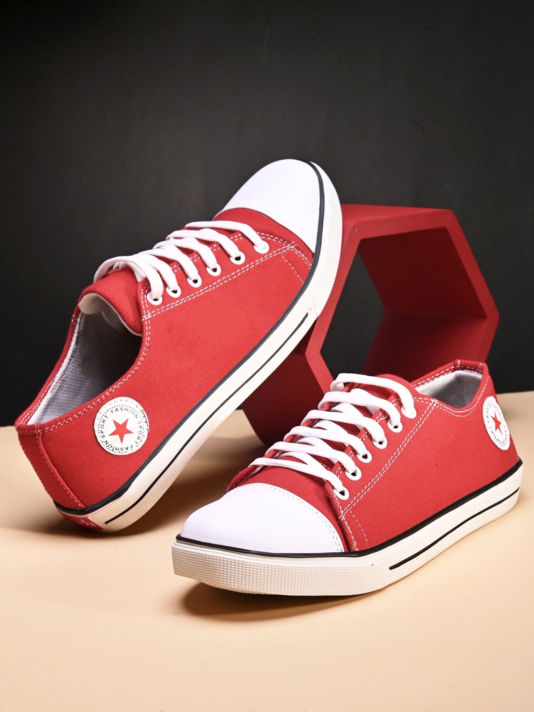 

Fashion Victim Men Colourblocked Lightweight Sneakers, Red