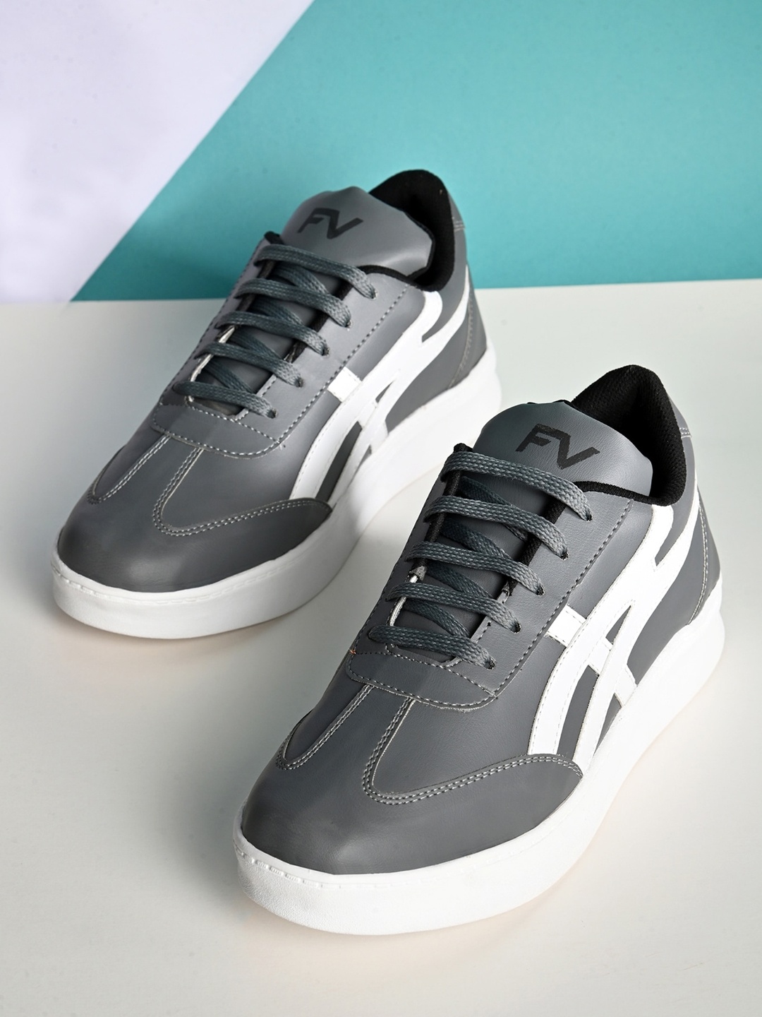 

Fashion Victim Men Colourblocked Lightweight Sneakers, Grey