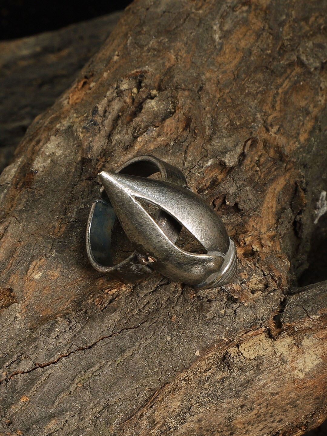 

VENI Silver-Plated Oxidized Shankh Shell Finger Ring