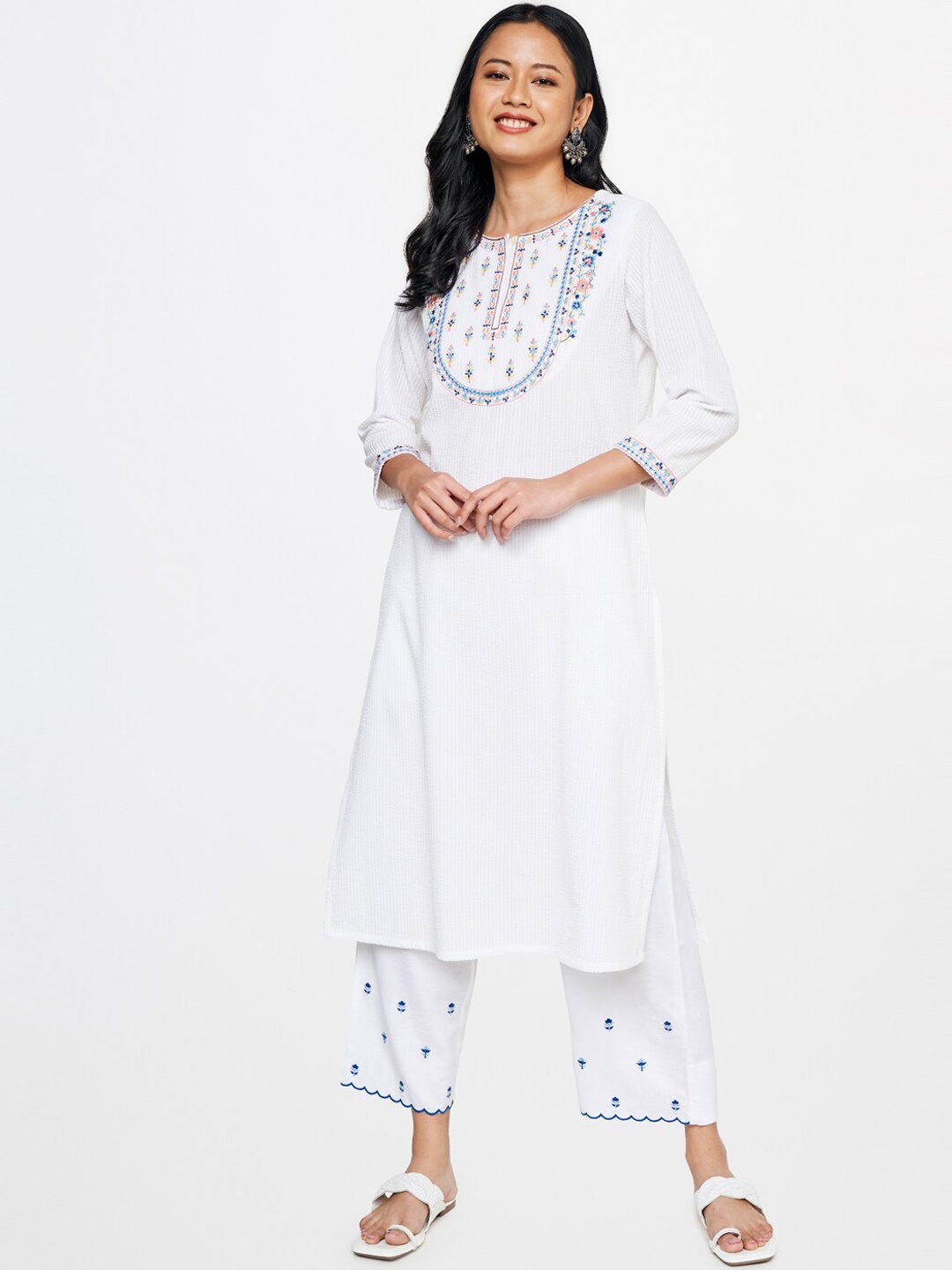 

Global Desi Women Ethnic Motifs Yoke Design Thread Work Kurta, White