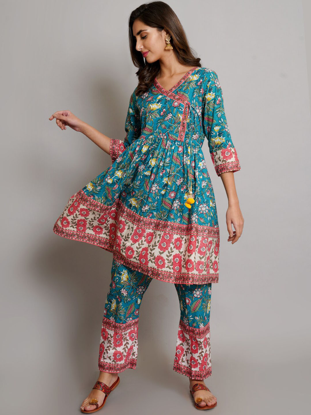 

Risirioutfit Women Green Floral Printed Pure Cotton Kurti with Trousers