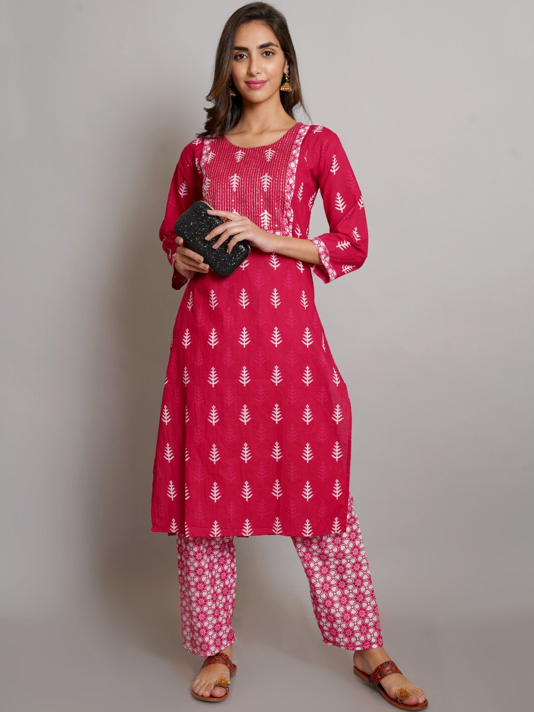 

Risirioutfit Floral Printed Sequinned Pure Cotton Kurta with Trousers, Pink