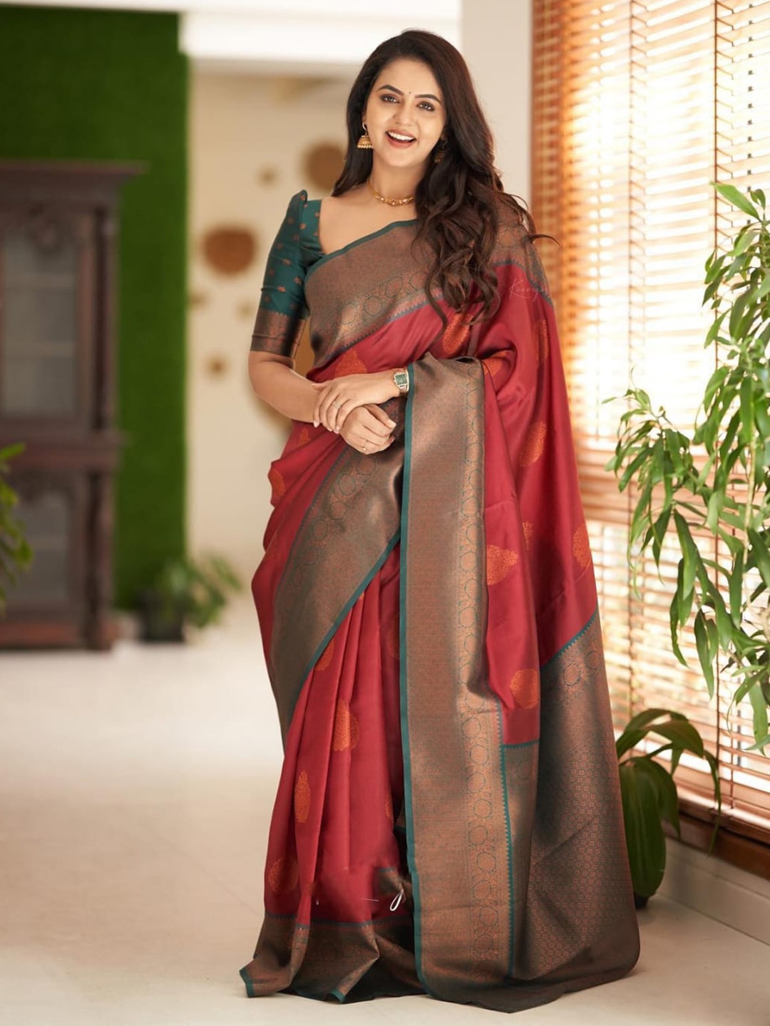 

AVANTIKA FASHION Woven Design Zari Pure Silk Kanjeevaram Saree, Maroon