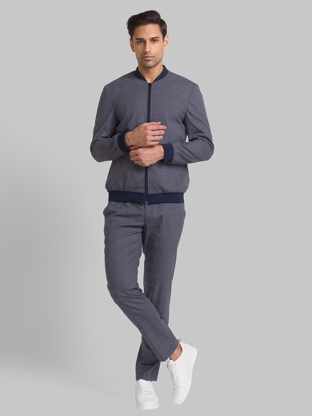

Park Avenue Men Checked Sweatshirt & Trousers, Grey