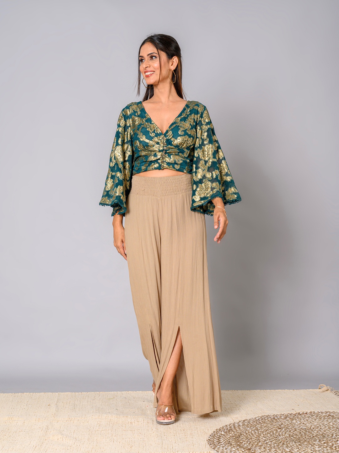 

WESTIFIED Self Design V-Neck Crop Top, Green