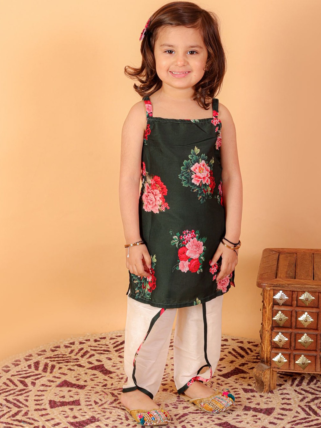 

VASTRAMAY Girls Floral Printed Kurta With Dhoti Pants, Green
