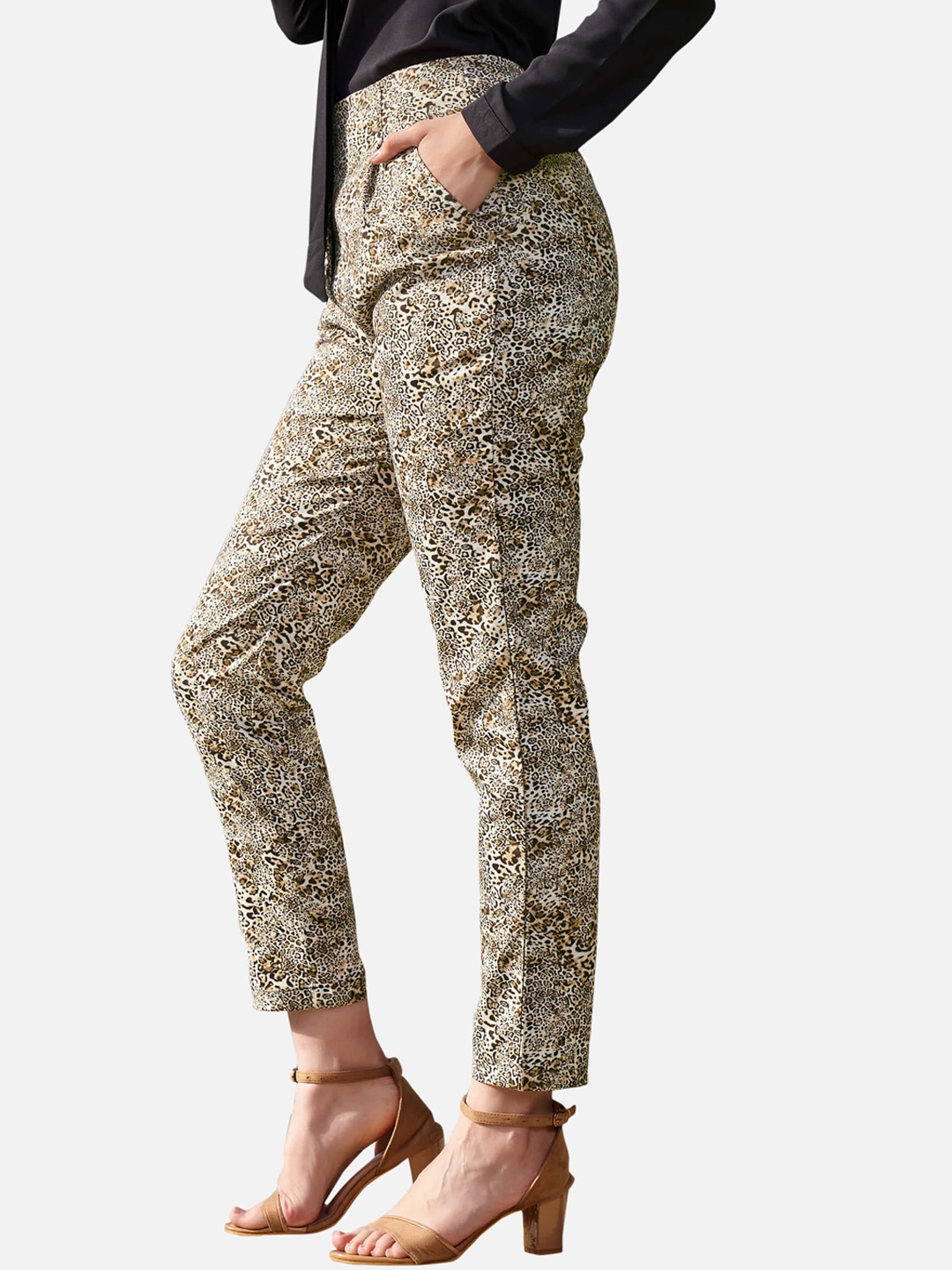 

NEOFAA Women Animal Printed Mid Rise Straight Fit Trousers, Brown