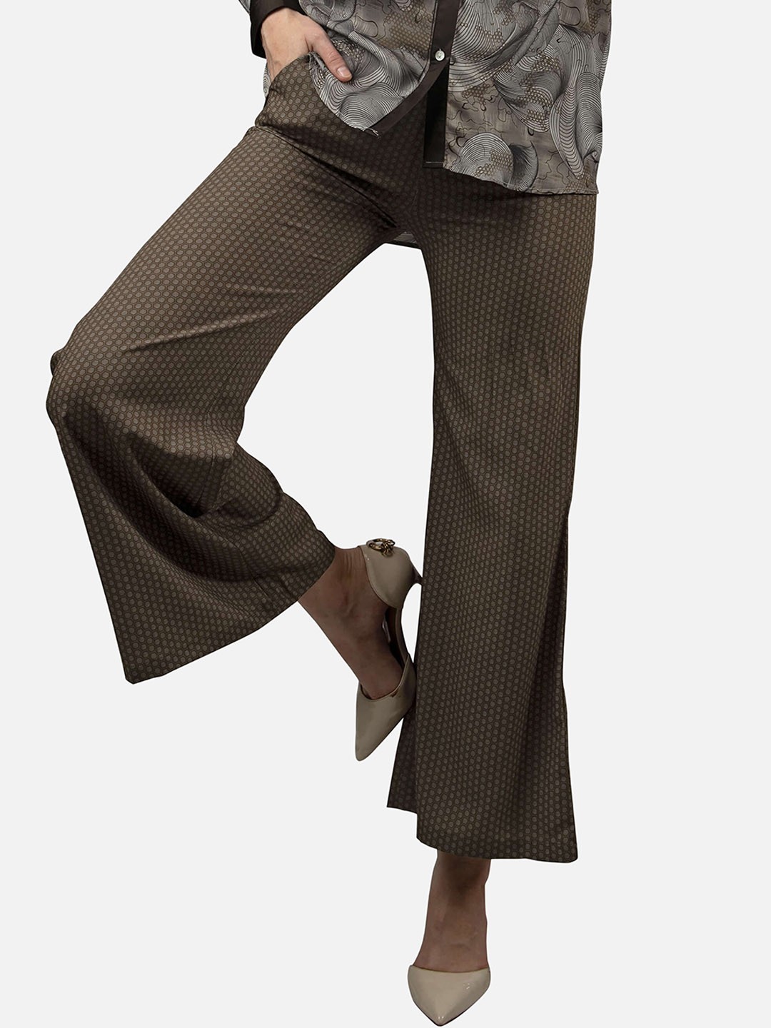 

NEOFAA Women Printed Flared Trousers, Brown