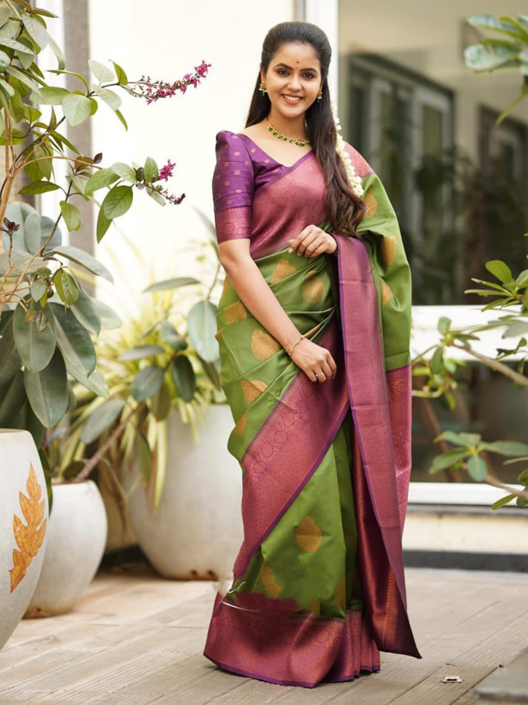 

AVANTIKA FASHION Green & Pink Woven Design Zari Pure Silk Kanjeevaram Saree