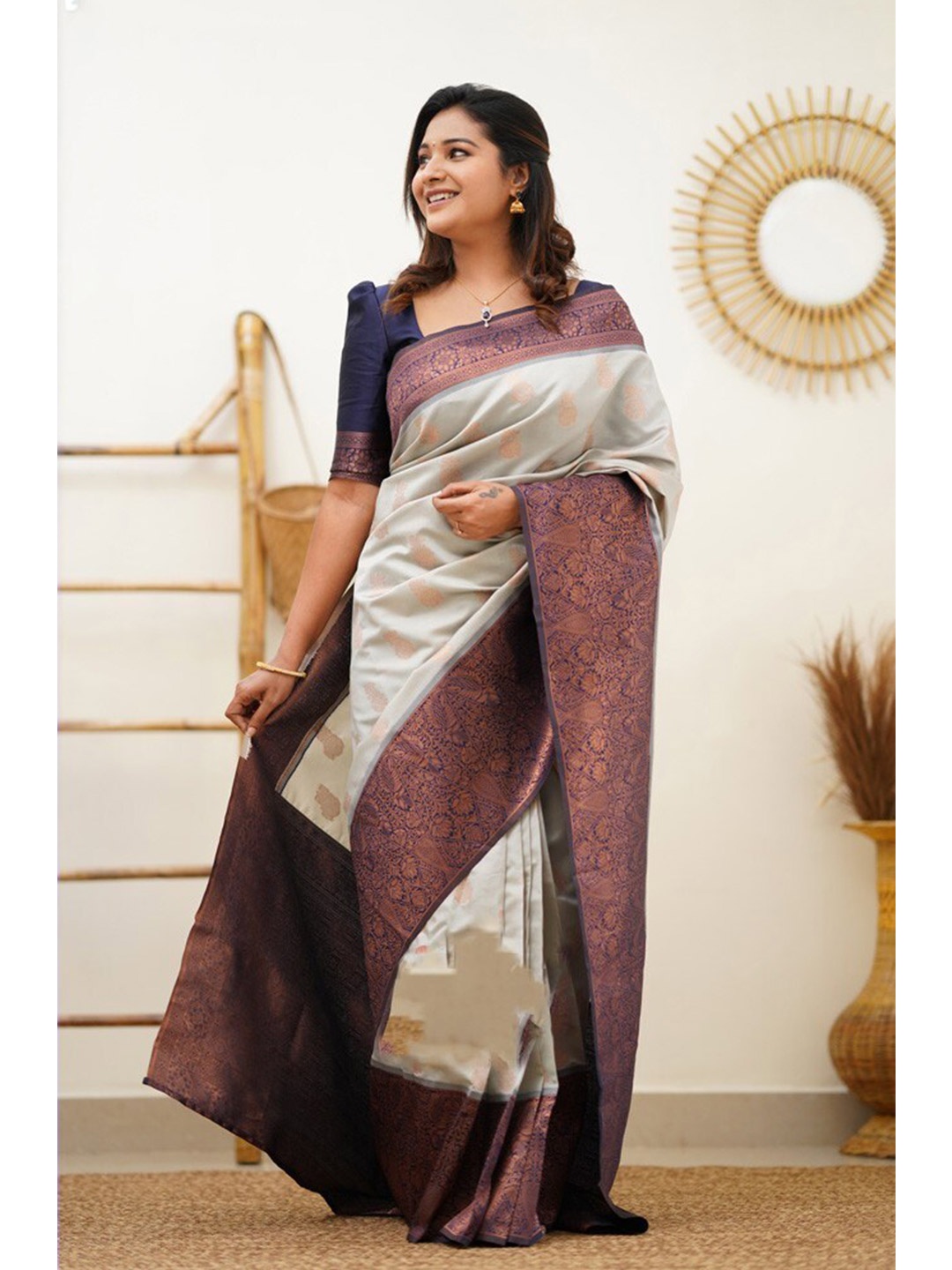 

AVANTIKA FASHION Woven Design Zari Pure Silk Kanjeevaram Saree, White
