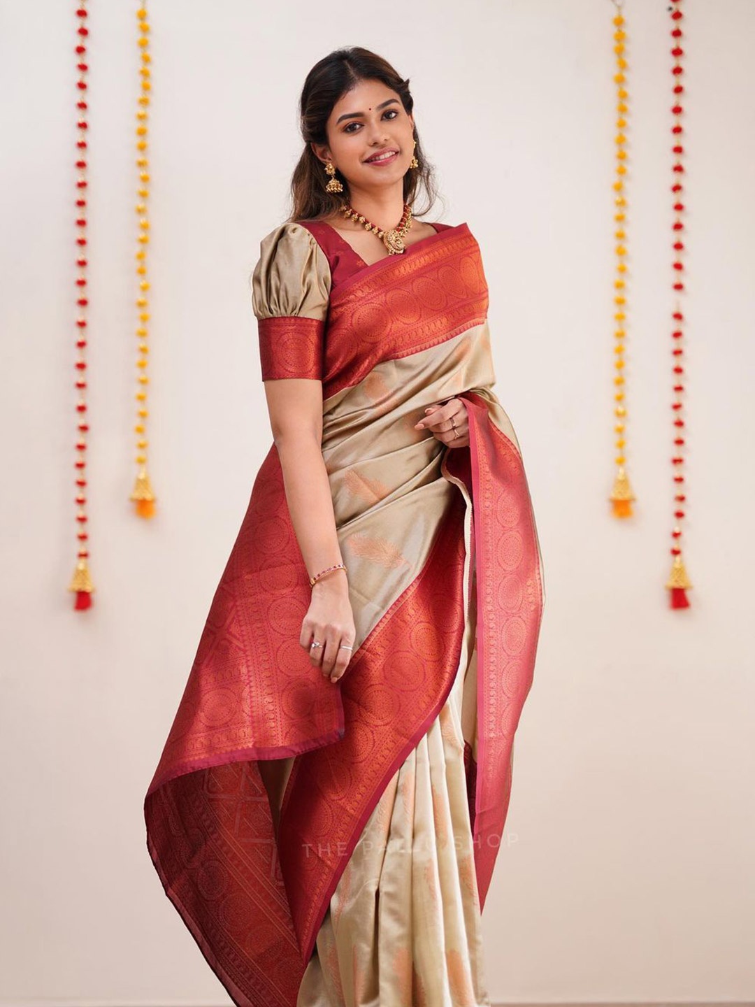 

AVANTIKA FASHION Woven Design Zari Pure Silk Kanjeevaram Saree, Cream