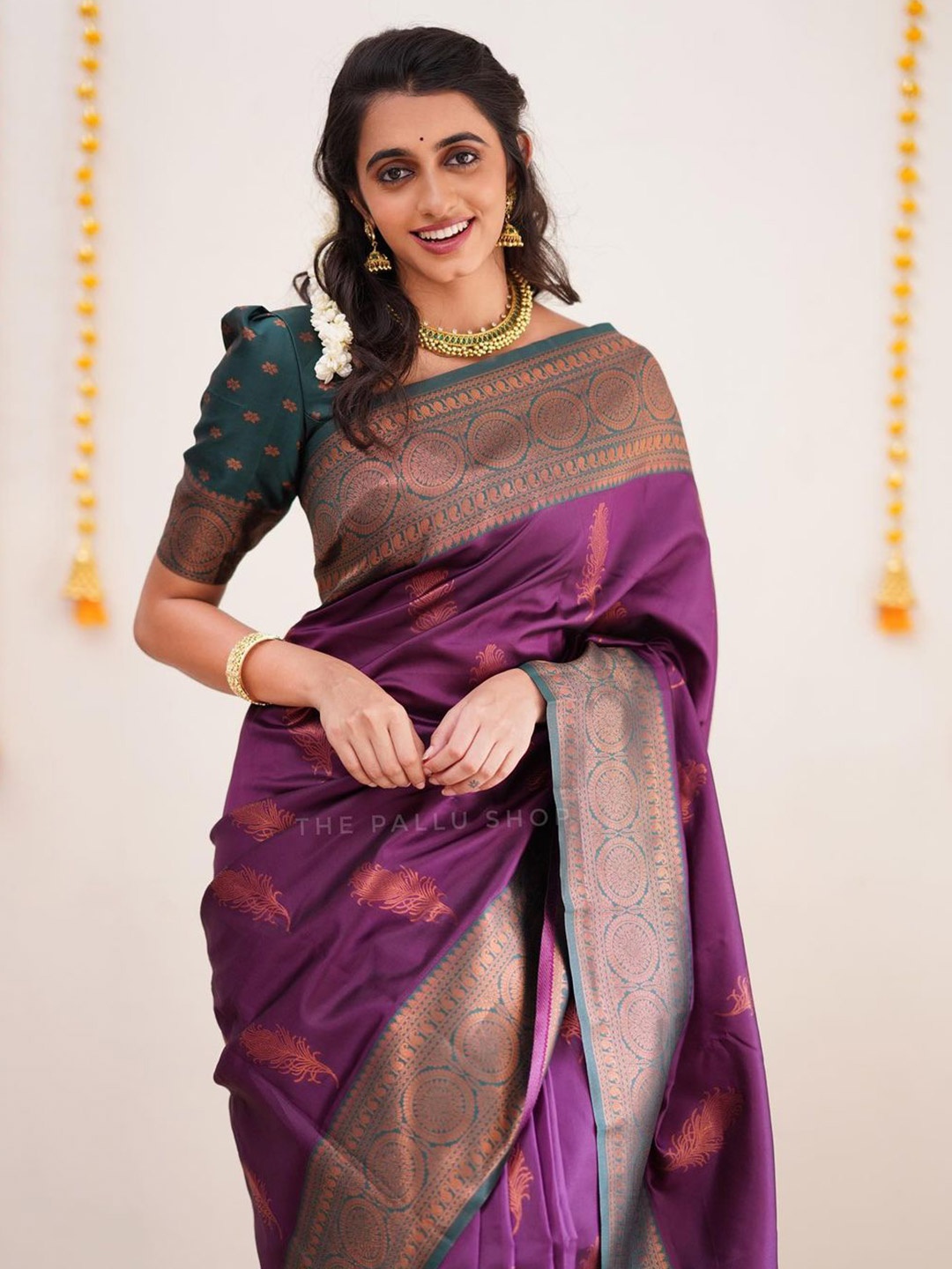 

AVANTIKA FASHION Woven Design Zari Pure Silk Kanjeevaram Saree, Purple